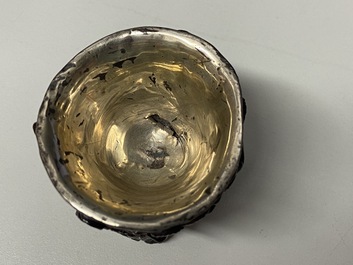 Een paar Chinese kokoshouten wijnkoppen met zilveren inzet, Ming
