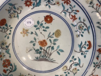 Un bassin en porcelaine Kakiemon de Japon &agrave; d&eacute;cor floral, Edo, fin du 17&egrave;me