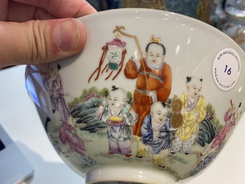 Un bol en porcelaine de Chine famille rose &agrave; d&eacute;cor de gar&ccedil;ons jouants, marque Lin Zhi Cheng Xiang, 20&egrave;me