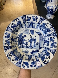 Een Chinese blauw-witte schotel met twee dames en twee konijnen in een tuin, Kangxi merk en periode