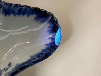 Une coupe en forme de feuille en porcelaine de Chine en bleu et blanc, Qianlong