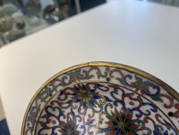 Een Chinese cloisonn&eacute; kop en schotel met lotusslingers, 18/19e eeuw