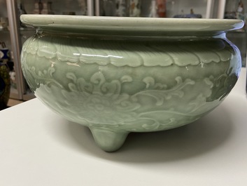 Een Chinese driepotige monochrome celadon wierookbrander met pioenslingers, 18/19e eeuw