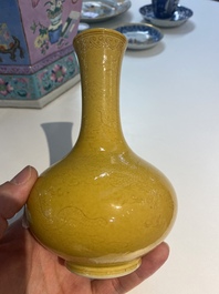 Een Chinese monochrome gele flesvormige vaas met ingekrast drakendecor, Daoguang merk, 19/20e eeuw