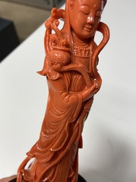 Een Chinese bloedkoralen 'Guanyin' figuur, 19/20e eeuw
