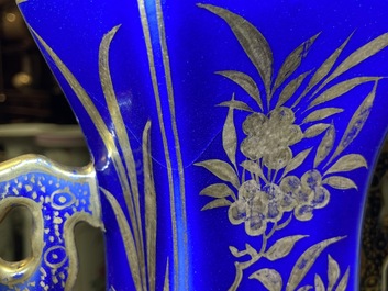 Een paar Chinese monochrome blauwe vazen met verguld decor, Qianlong