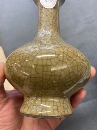 Un vase de forme 'sanping' en porcelaine de Chine &agrave; fond craquel&eacute;, Yongzheng/Qianlong