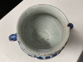 Une jarre &agrave; deux anses sur piedouche en porcelaine de Chine en bleu et blanc de type kraak, Wanli