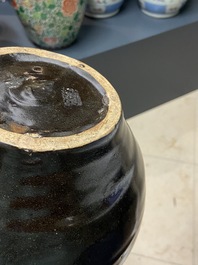 Een Chinese bruin-zwart-geglazuurde pot met roestspat-decor, Henan ovens, Song