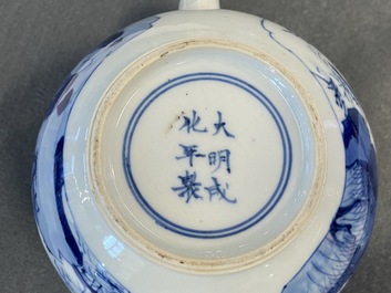 Een Chinese blauw-witte 'landschaps' theepot met deksel, Chenghua merk, Kangxi