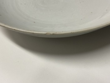 Un plat en porcelaine de Chine en blanc monochrome &agrave; d&eacute;cor incis&eacute; de deux ph&eacute;nix, Ming