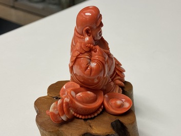 Een Chinese bloedkoralen 'Boeddha' figuur, Republiek