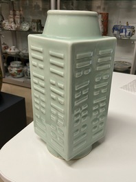 Een Chinese monochrome celadon 'cong' vaas met trigrammen, Guangxu merk, Republiek