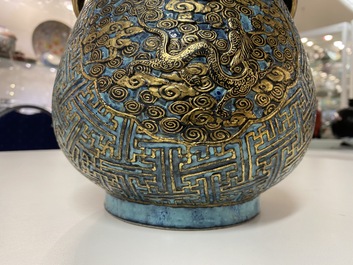 Een Chinese robin's egg en imitatie brons-geglazuurde 'hu' vaas, Qianlong merk, 19e eeuw