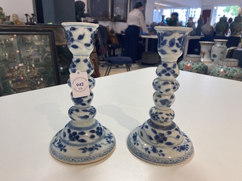 Une paire de bougeoirs en porcelaine de Chine en bleu et blanc, Kangxi