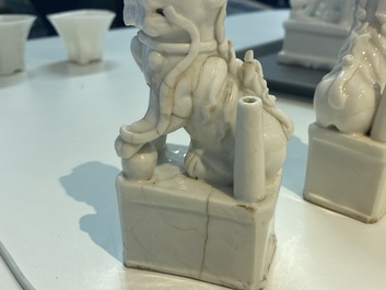 Deux paires de porte-b&acirc;tons, trois coupes libatoires et quatre figures en porcelaine blanc de Chine de Dehua, Kangxi et apr&egrave;s