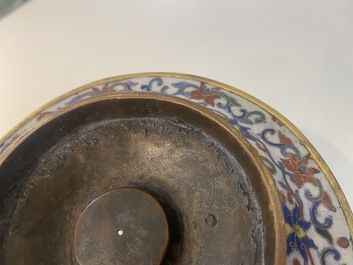 Een Chinese cloisonn&eacute; kop en schotel met lotusslingers, 18/19e eeuw