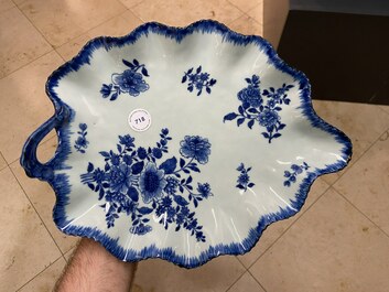 Een Chinese blauw-witte bladvormige schotel, Qianlong