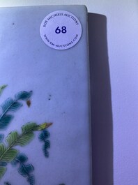 Une plaque en porcelaine de Chine famille rose &agrave; d&eacute;cor des '100 gar&ccedil;ons', 19&egrave;me