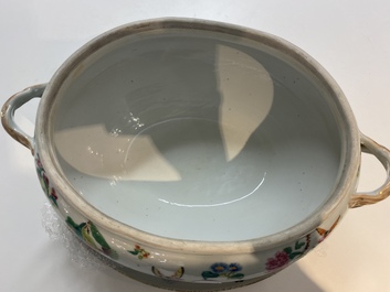 Une terrine couverte sur pr&eacute;sentoir en porcelaine de Chine famille rose de Canton, 19&egrave;me