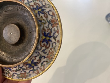 Une tasse sur son support en &eacute;maux cloisonn&eacute;s &agrave; d&eacute;cor de rinceaux de lotus, Chine, 18/19&egrave;me