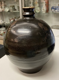 Een Chinese bruin-zwart-geglazuurde pot met roestspat-decor, Henan ovens, Song
