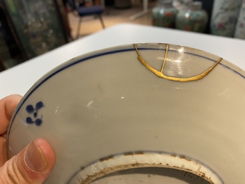 Une assiette en porcelaine de Chine en bleu, blanc et rouge de cuivre pour le march&eacute; japonais, &eacute;poque Transition