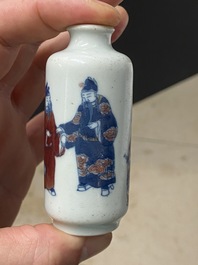 Vijf Chinese blauw-witte en koperrode snuifflessen, 18/20e eeuw