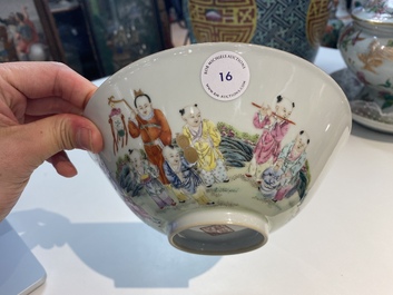 Un bol en porcelaine de Chine famille rose &agrave; d&eacute;cor de gar&ccedil;ons jouants, marque Lin Zhi Cheng Xiang, 20&egrave;me