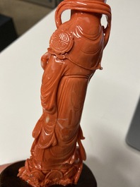 Une figure de Guanyin en corail rouge sculpt&eacute;, Chine, 19/20&egrave;me