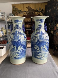 Une paire de vases en porcelaine de Chine &agrave; d&eacute;cor de b&eacute;lierqs en bleu et blanc sur fond c&eacute;ladon, 19&egrave;me