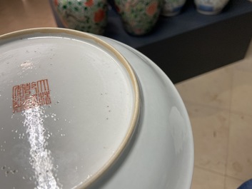 Une assiette en porcelaine de Chine famille rose &agrave; d&eacute;cor d'un Europ&eacute;en, marque de Qianlong, Jiaqing