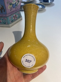 Un vase de forme bouteille en porcelaine de Chine en jaune monochrome &agrave; d&eacute;cor incis&eacute; de dragons, marque de Daoguang, 19/20&egrave;me