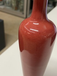 Un vase en porcelaine de Chine &agrave; &eacute;mail 'peach bloom', marque de Kangxi mais probablement post&eacute;rieur