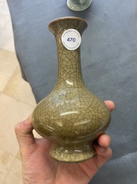Un vase de forme 'sanping' en porcelaine de Chine &agrave; fond craquel&eacute;, Yongzheng/Qianlong