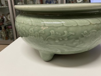 Een Chinese driepotige monochrome celadon wierookbrander met pioenslingers, 18/19e eeuw