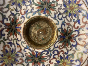 Une tasse sur son support en &eacute;maux cloisonn&eacute;s &agrave; d&eacute;cor de rinceaux de lotus, Chine, 18/19&egrave;me