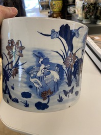 Un grand pot &agrave; pinceaux en porcelaine de Chine en bleu, blanc et rouge de fer, 19&egrave;me