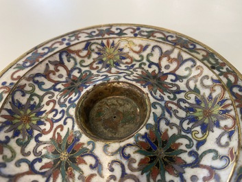 Een Chinese cloisonn&eacute; kop en schotel met lotusslingers, 18/19e eeuw