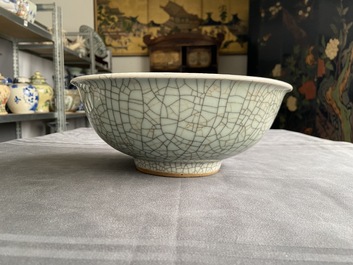 Un bol de type 'geyao' en porcelaine de Chine &agrave; fond craquel&eacute;, Yongzheng/Qianlong