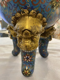 Un grand br&ucirc;le-parfum tripod couvert en bronze, Chine, 19&egrave;me