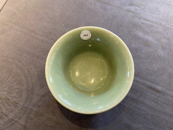 Een Chinese monochrome celadon kom met pioenslingers, Chenghua merk, 18/19e eeuw