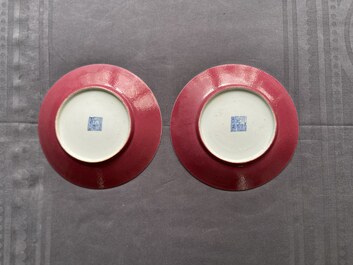 Une paire d'assiettes en porcelaine de Chine rouge de rubis monochrome, marque et &eacute;poque de Jiaqing