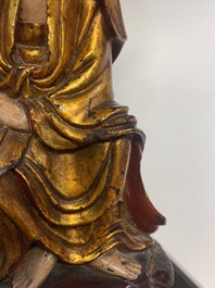 Een Vietnamese beschilderde, vergulde en gelakte houten figuur van Guanyin, 18/19e eeuw