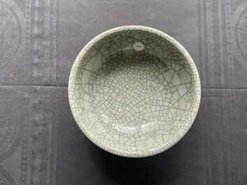 Un bol de type 'geyao' en porcelaine de Chine &agrave; fond craquel&eacute;, Yongzheng/Qianlong