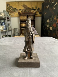 Een Chinese deels vergulde bronzen figuur van een geleerde, Ming