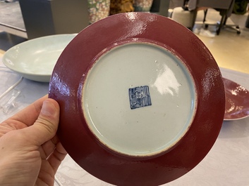 Une paire d'assiettes en porcelaine de Chine rouge de rubis monochrome, marque et &eacute;poque de Jiaqing