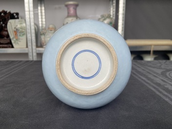 Een Chinese monochrome 'yuhuchunping' vaas met clair-de-lune glazuur, 19e eeuw
