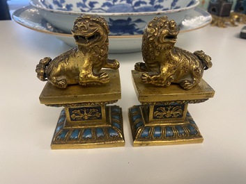 Une paire de lions bouddhistes en bronze dor&eacute; sur socles en &eacute;maux champlev&eacute;s, Chine, 18/19&egrave;me