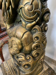 Een grote Chinese vergulde houten drakensokkel, 19e eeuw